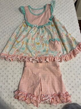 Shrimp and Grits 
Girls Pink & Mint Ruffle-Two-Piece Set size (4/5)